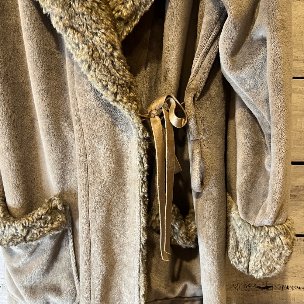 Pottery Barn Taupe Gray Fleece Robe With Faux Fur Collar Trim Size M 2 Pockets - Picture 4 of 9